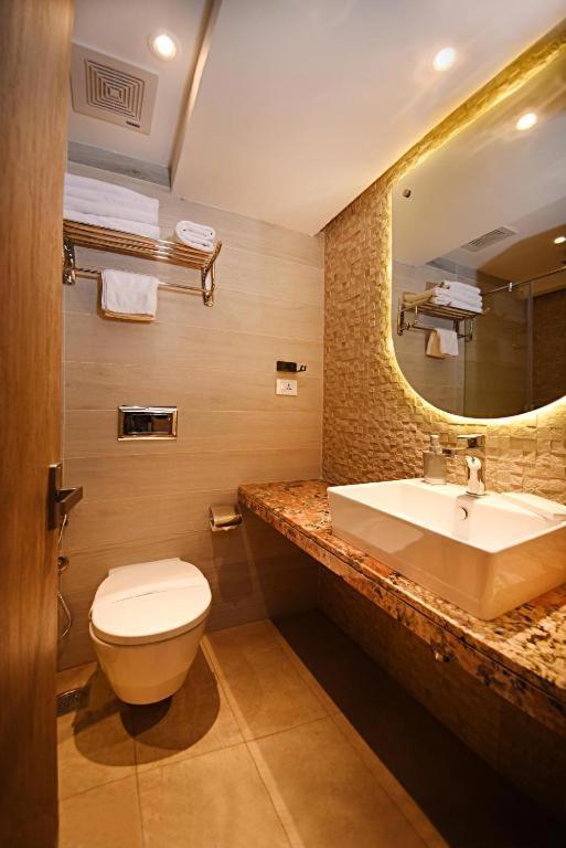 Hotel Tulip Near Delhi Airport นิวเดลี ภายนอก รูปภาพ