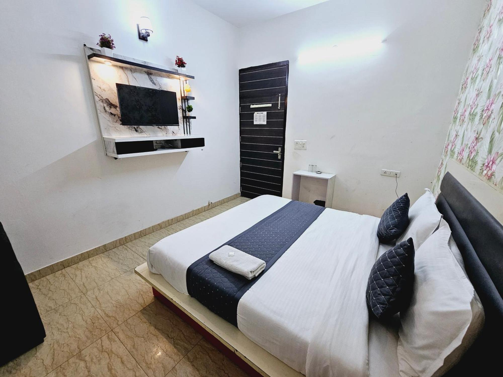 Hotel Tulip Near Delhi Airport นิวเดลี ภายนอก รูปภาพ