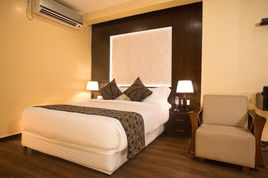 Hotel Tulip Near Delhi Airport นิวเดลี ภายนอก รูปภาพ